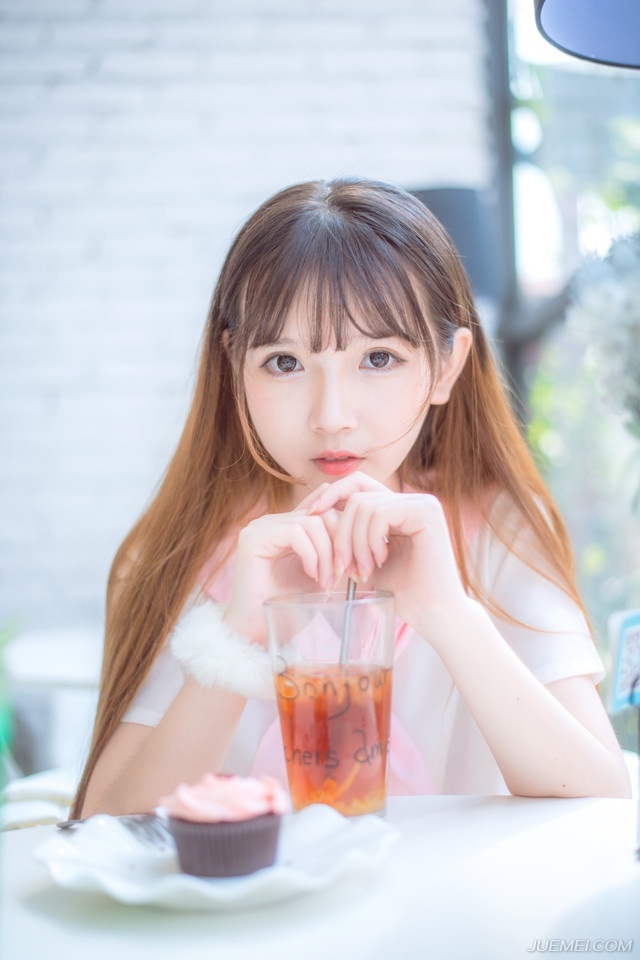 “少主，你怎来了。”庞统顾不上理会法正，因为庞统已经看到了跟在雄阔海身边，一身戎装的吕征正在队伍当中，不止庞统，法正等人也是面色一变，连忙上前躬身行礼过后，庞统才有些担忧的问道。